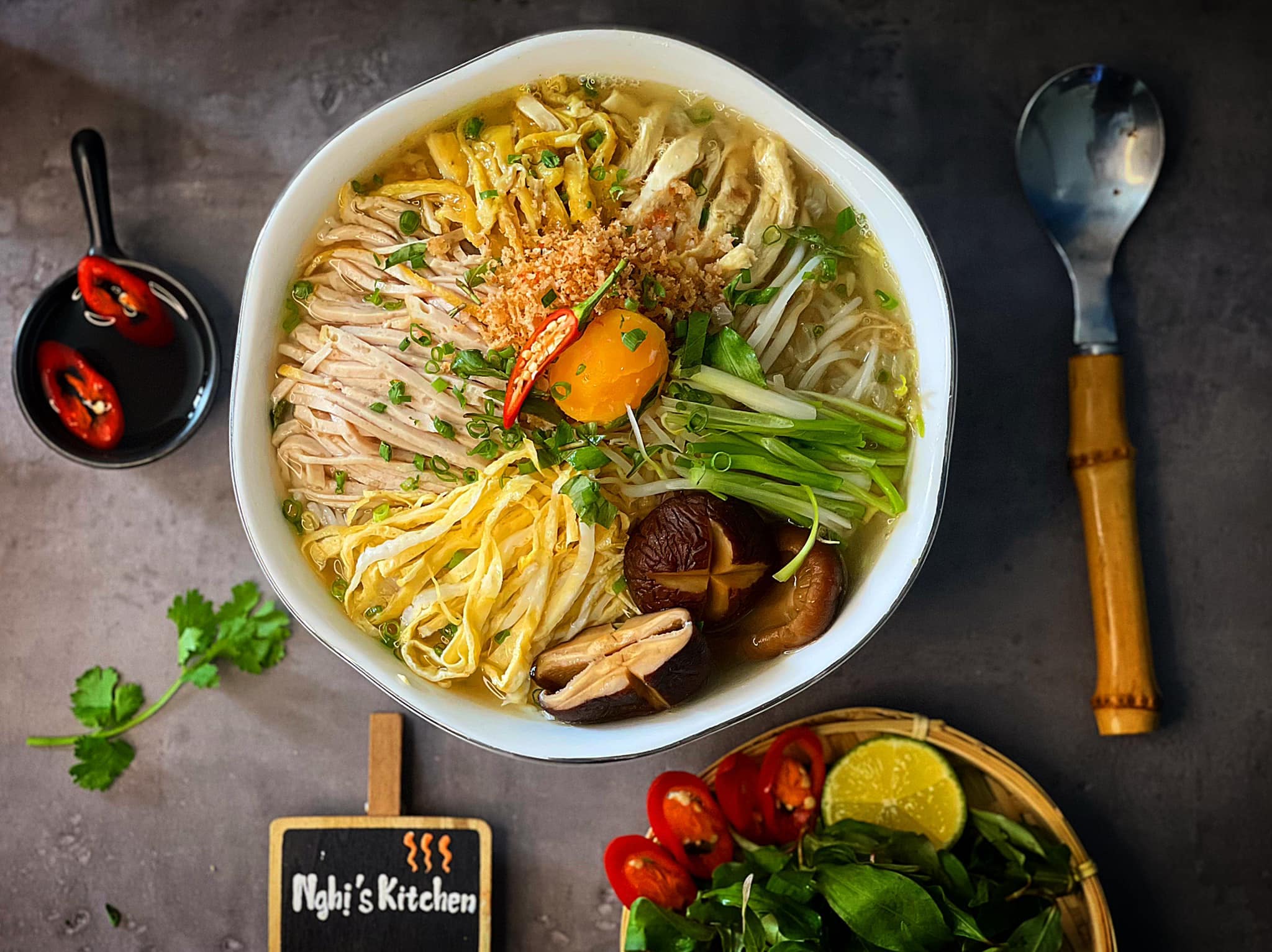 A complete bowl of “bun thang” 